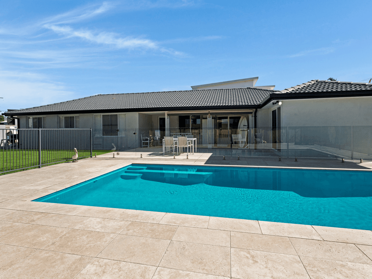 2 Kingfisher Cresent, Burleigh Waters, QLD 4220