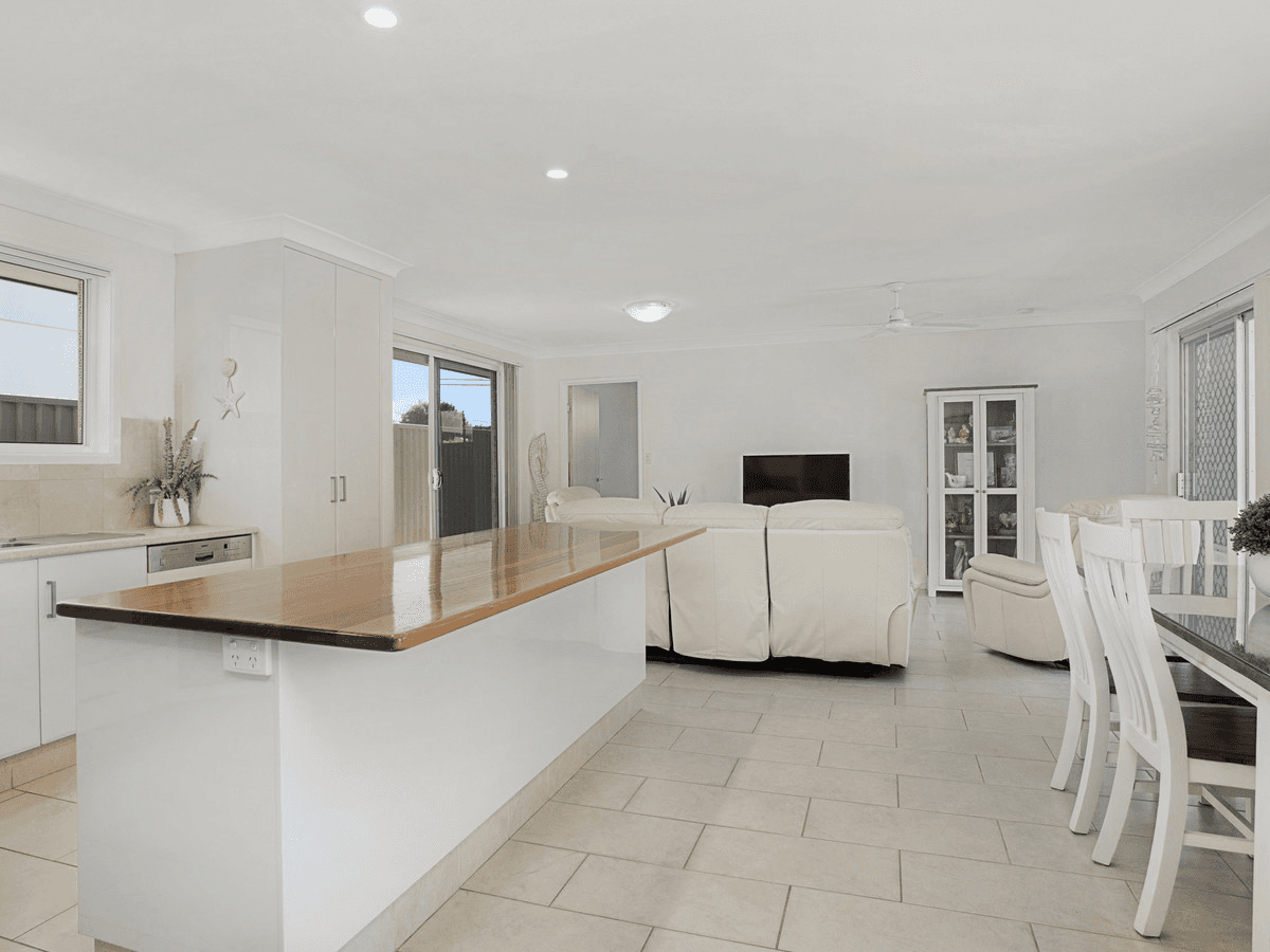 2 Kingfisher Cresent, Burleigh Waters, QLD 4220