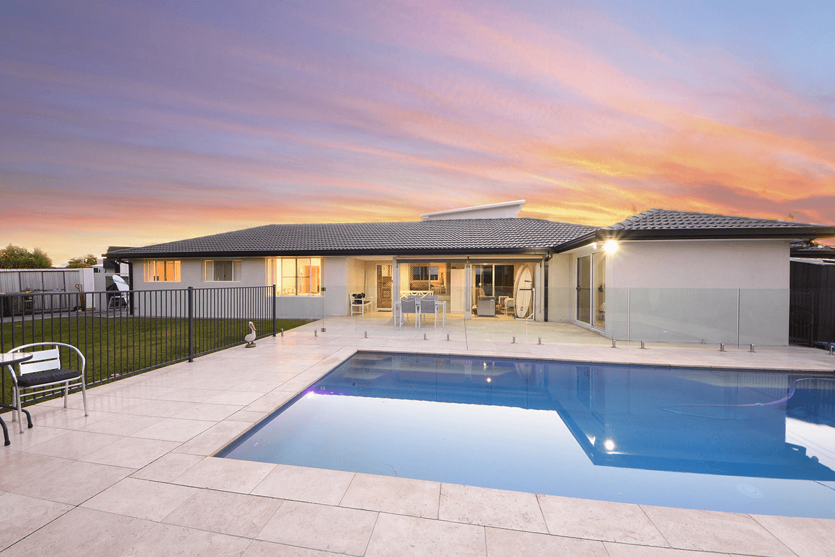 2 Kingfisher Cresent, Burleigh Waters, QLD 4220