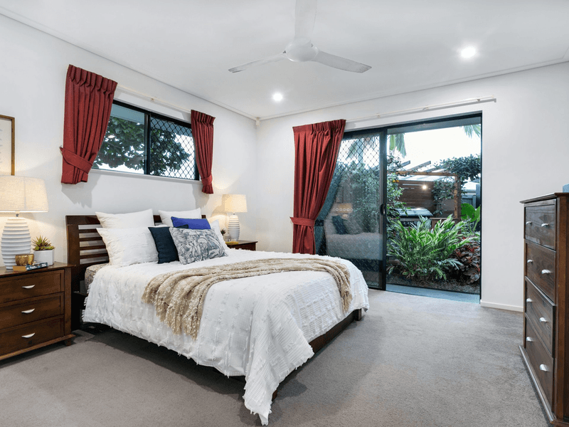 8 Bushlark Place, SMITHFIELD, QLD 4878