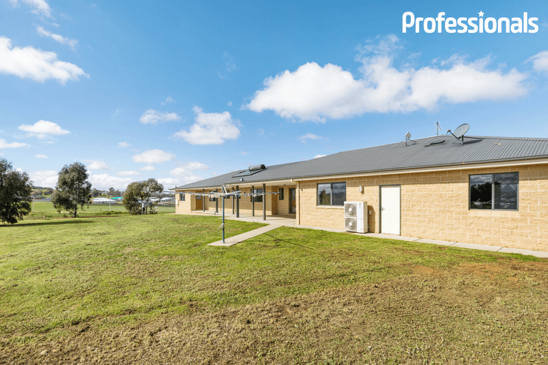 27 Jumbuck Drive, Gobbagombalin, NSW 2650