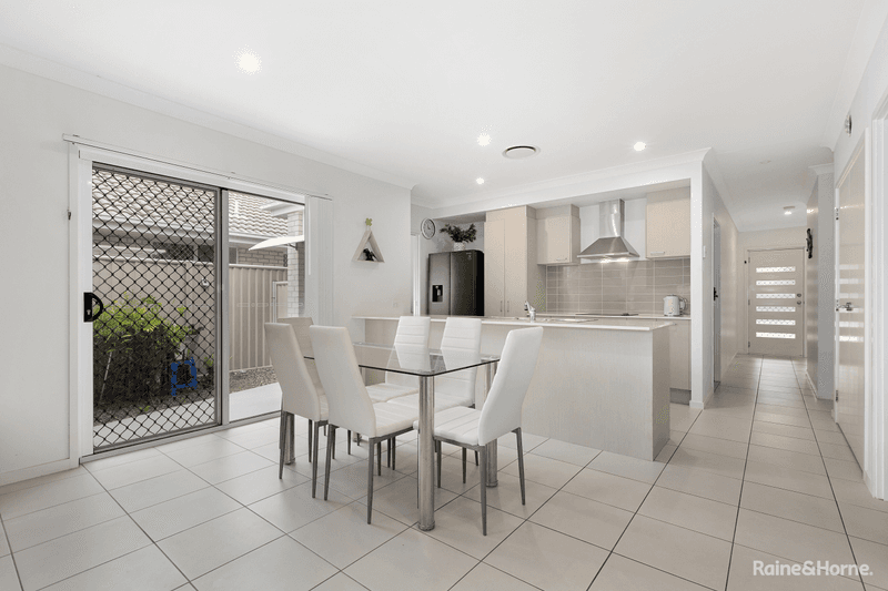 2/111 Lennox Circuit, POTTSVILLE, NSW 2489