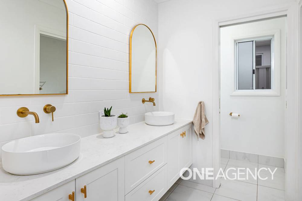 19 DALLAS AVENUE, GOBBAGOMBALIN, NSW 2650