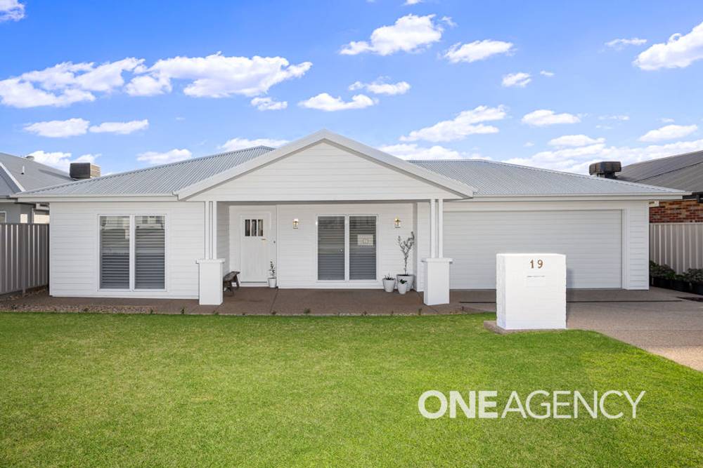 19 DALLAS AVENUE, GOBBAGOMBALIN, NSW 2650
