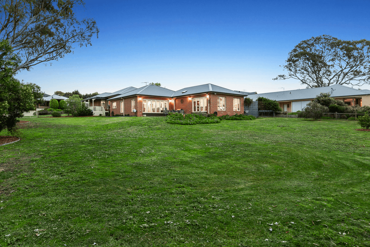 8 Holstein Place, DOREEN, VIC 3754