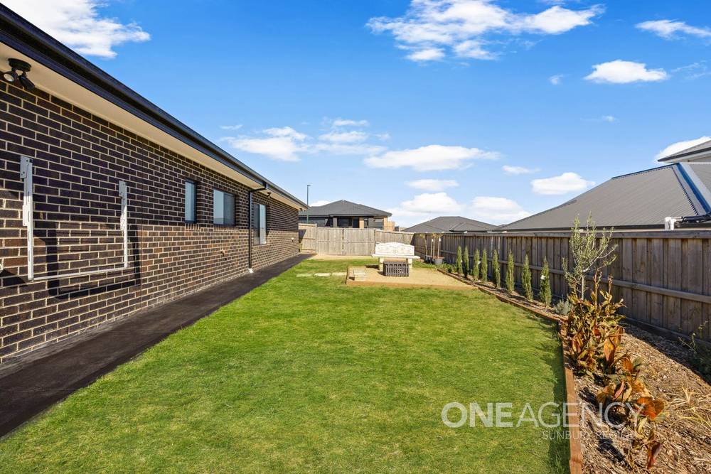 64 Retreat Crescent, Sunbury, VIC 3429