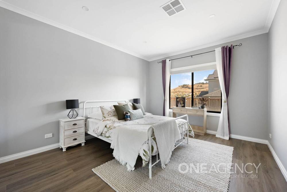 64 Retreat Crescent, Sunbury, VIC 3429