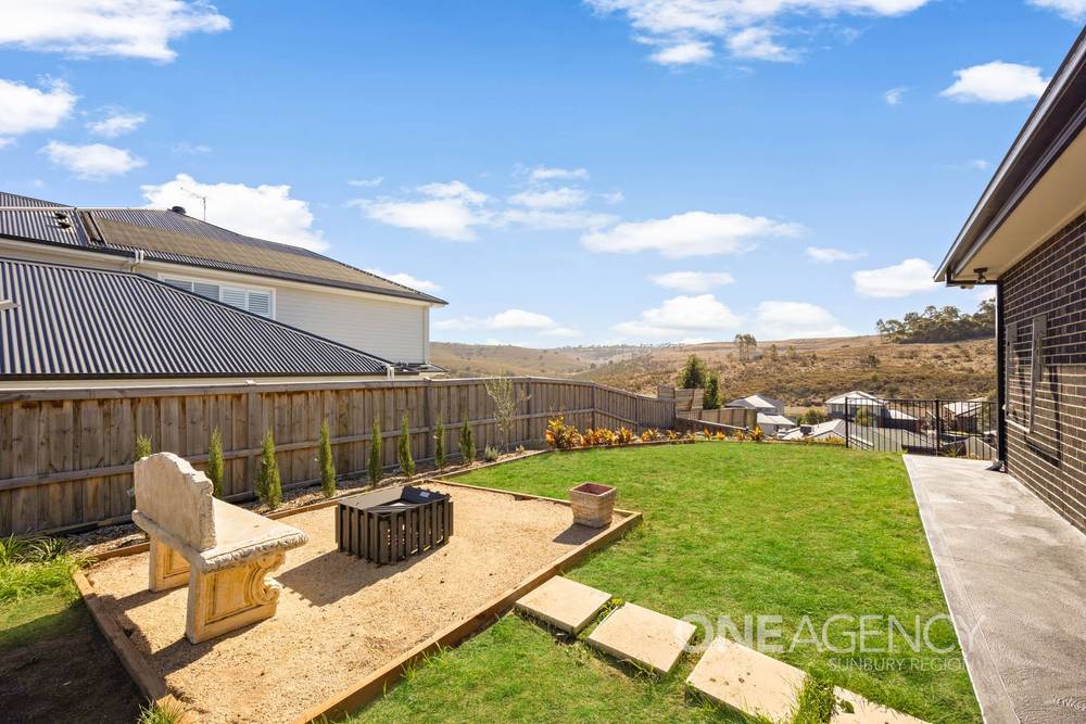 64 Retreat Crescent, Sunbury, VIC 3429