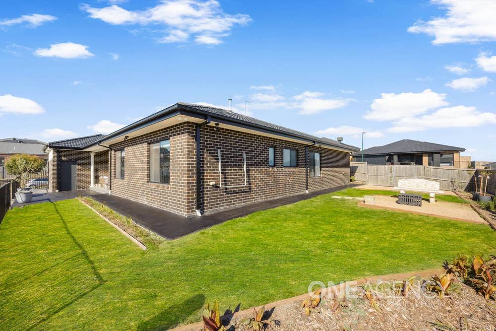 64 Retreat Crescent, Sunbury, VIC 3429
