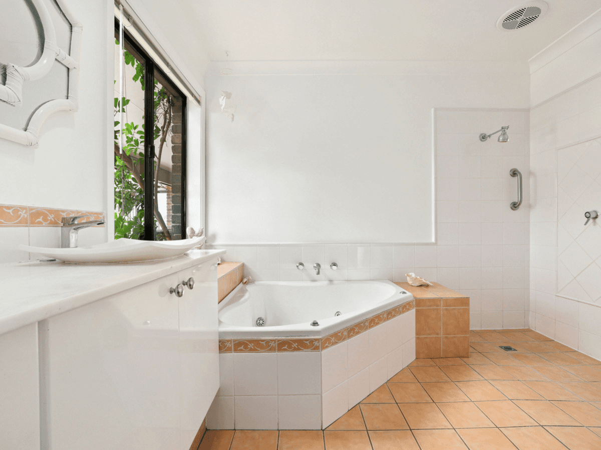 28 Eastview Road, CHURCH POINT, NSW 2105