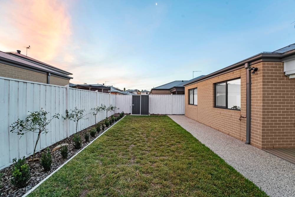 16 Milne Street, Sunbury, VIC 3429