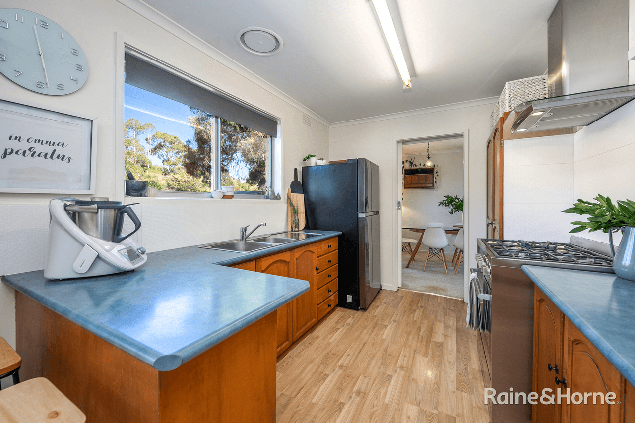 27 Menzies Drive, SUNBURY, VIC 3429