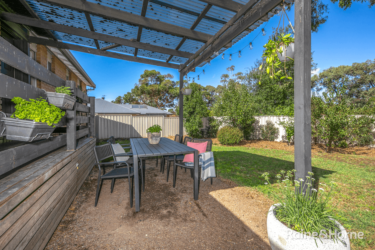 27 Menzies Drive, SUNBURY, VIC 3429