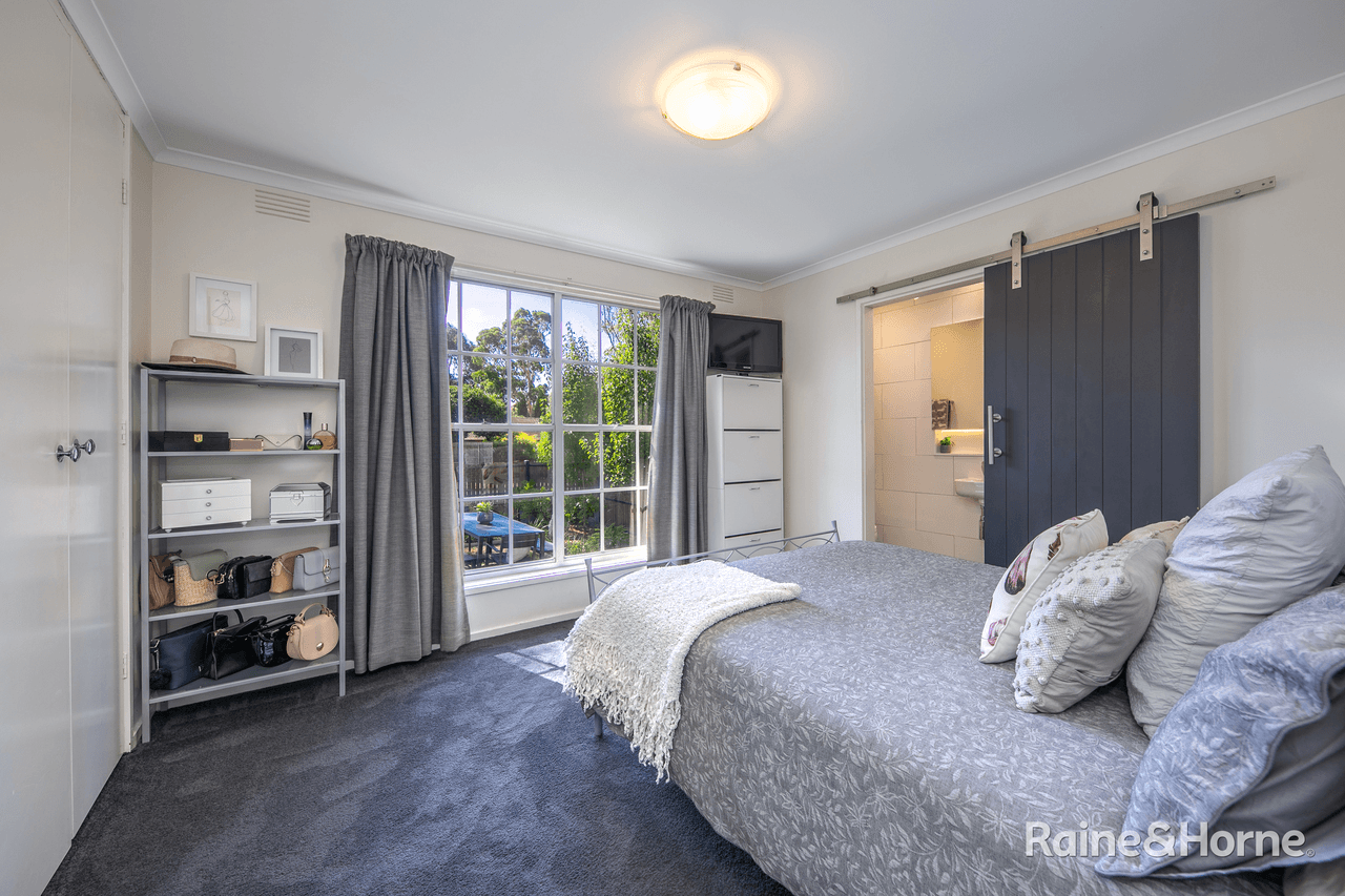 27 Menzies Drive, SUNBURY, VIC 3429