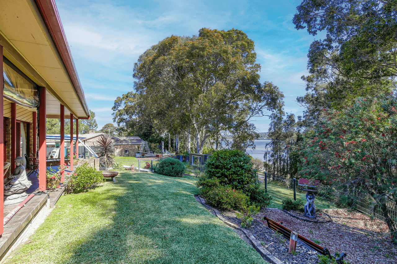 32 Peninsula Drive, BATEMANS BAY, NSW 2536