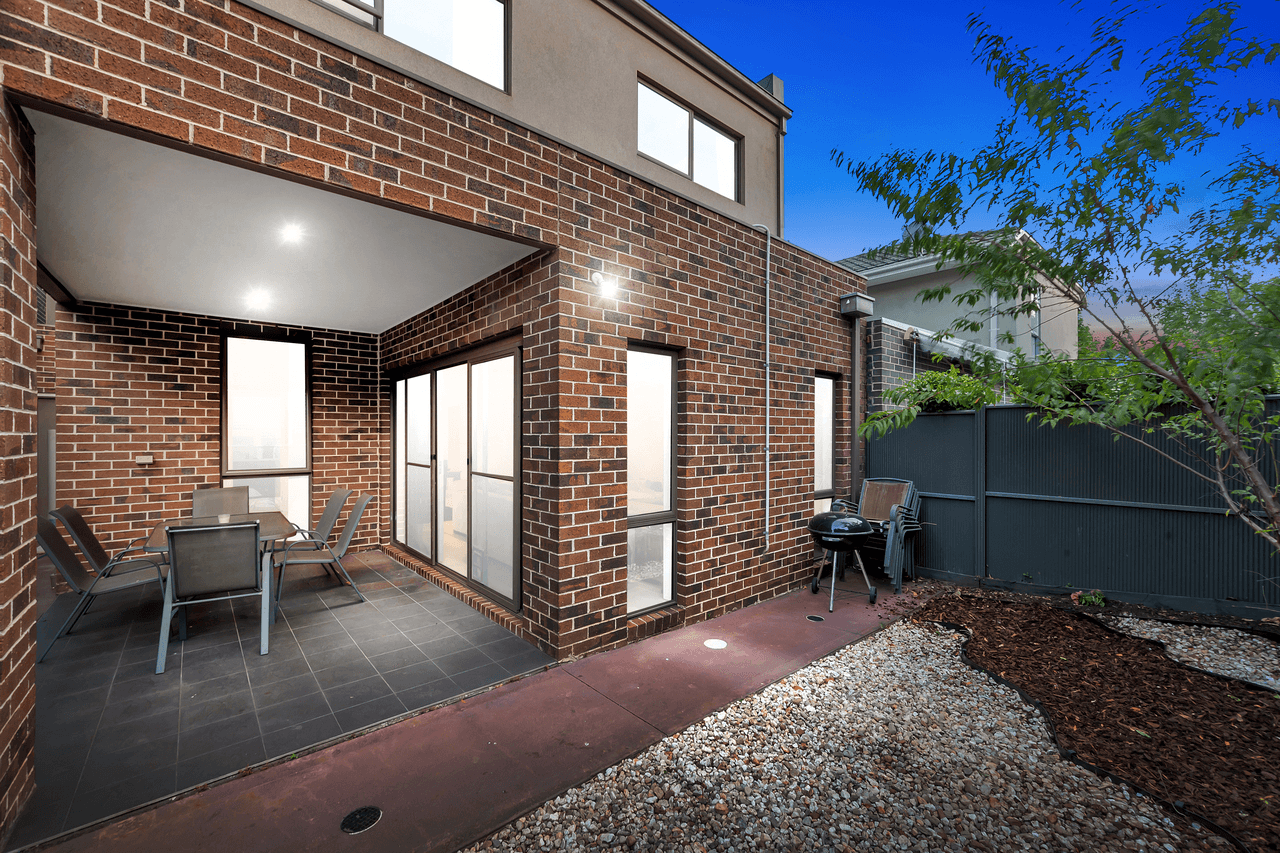 8 Seddon Place, CAROLINE SPRINGS, VIC 3023