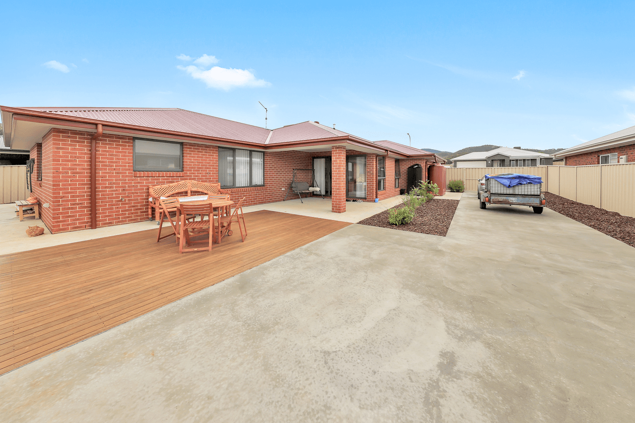 24 Jeffery Circuit, TUMUT, NSW 2720