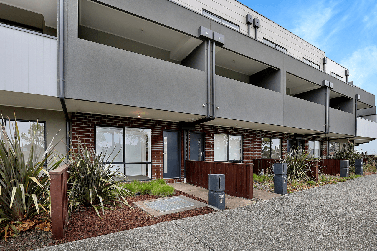 218 Henry Road, PAKENHAM, VIC 3810