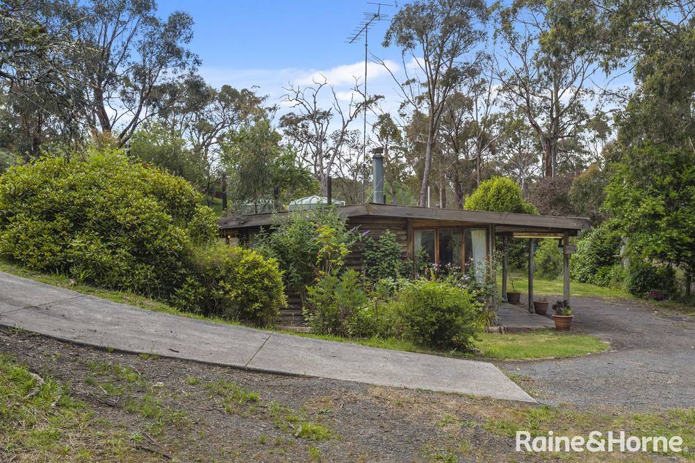 1 Christopher Crescent, WOODEND, VIC 3442