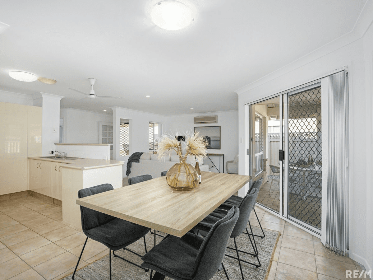 11 Leighanne Crescent, ARUNDEL, QLD 4214