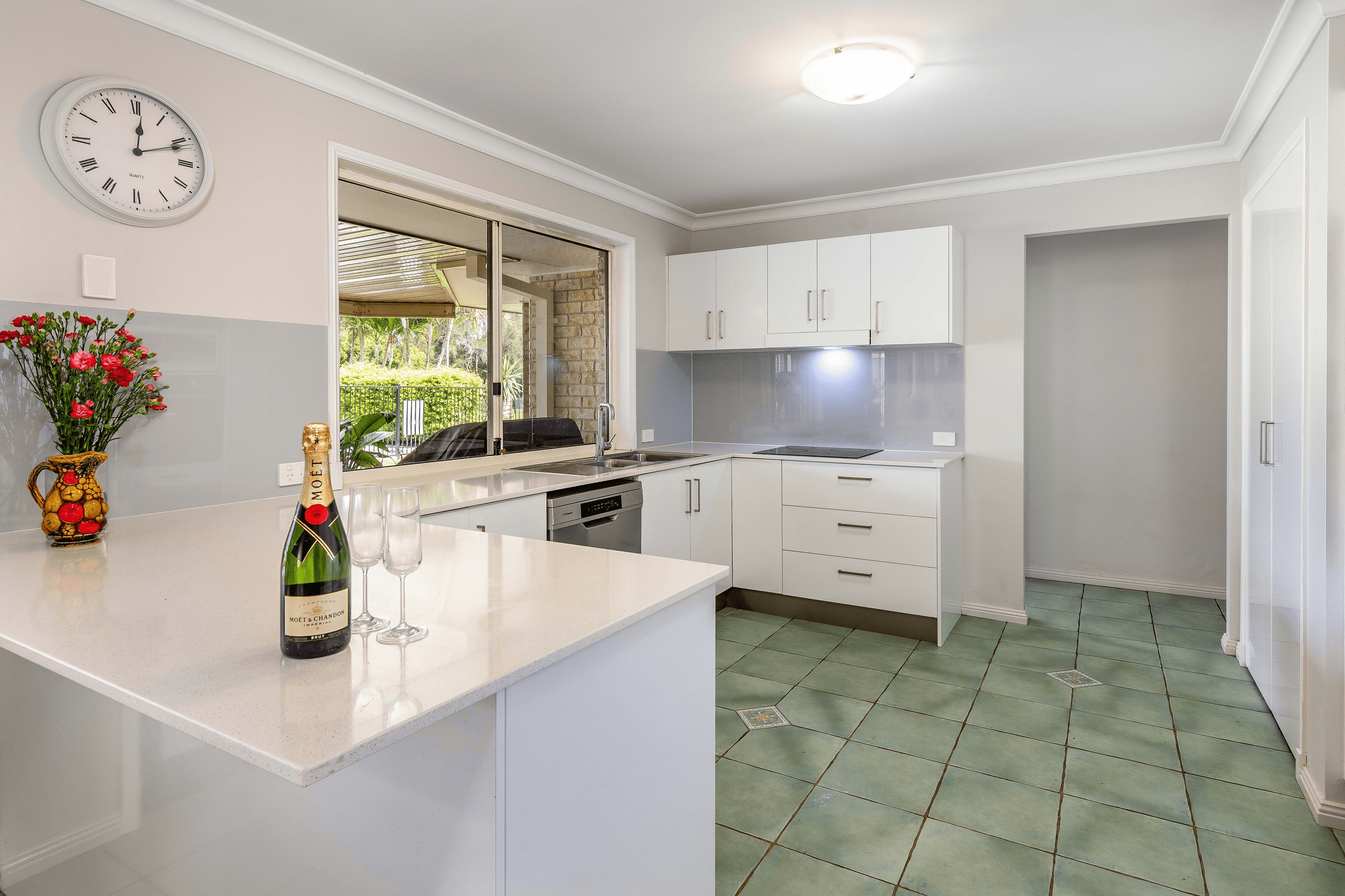 22 Albert Place, Sandstone Point, QLD 4511