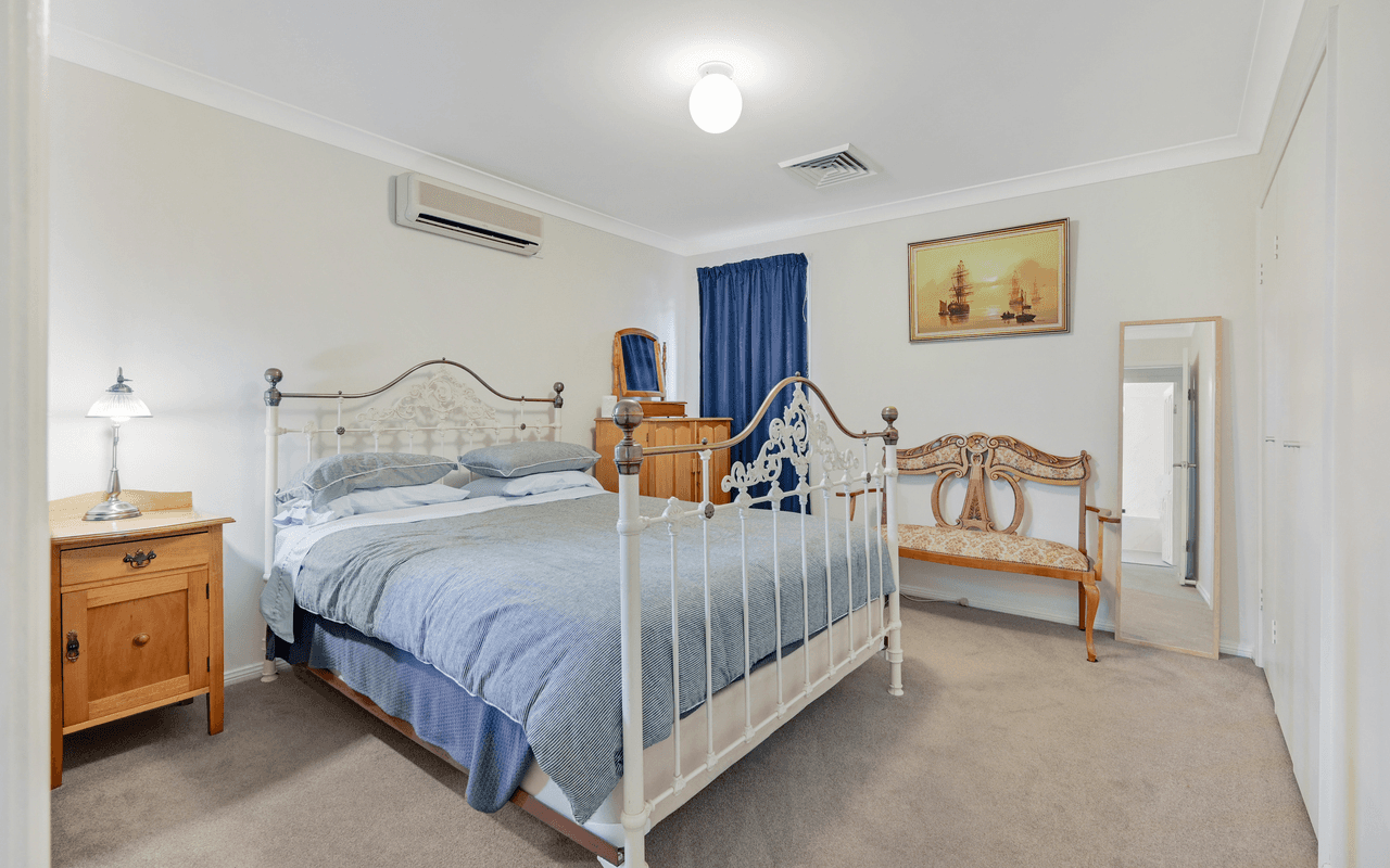 18 Barron Field Drive, GLENMORE PARK, NSW 2745