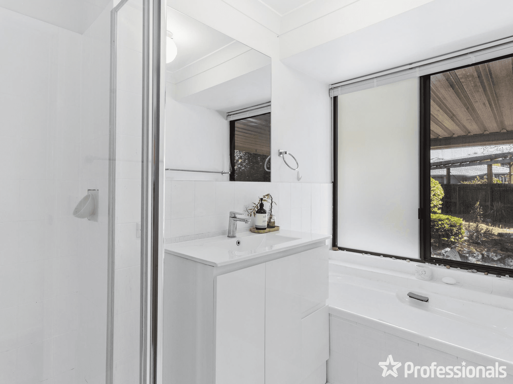 6 Swan Place, BURLEIGH WATERS, QLD 4220