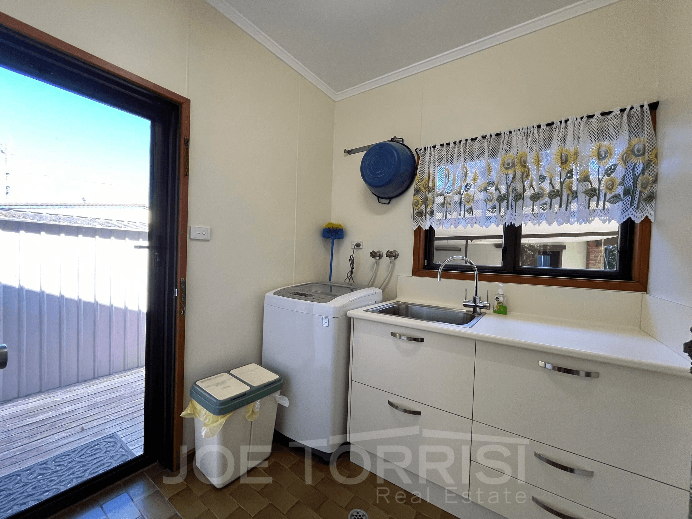 27 Anzac Avenue, Mareeba, QLD 4880