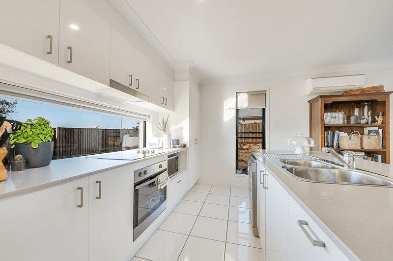 18 HOOP AVE, HIDDEN VALLEY, QLD 4703