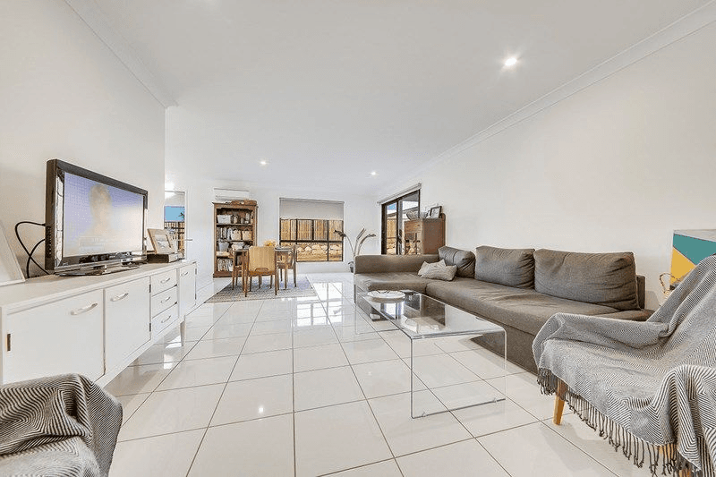 18 HOOP AVE, HIDDEN VALLEY, QLD 4703