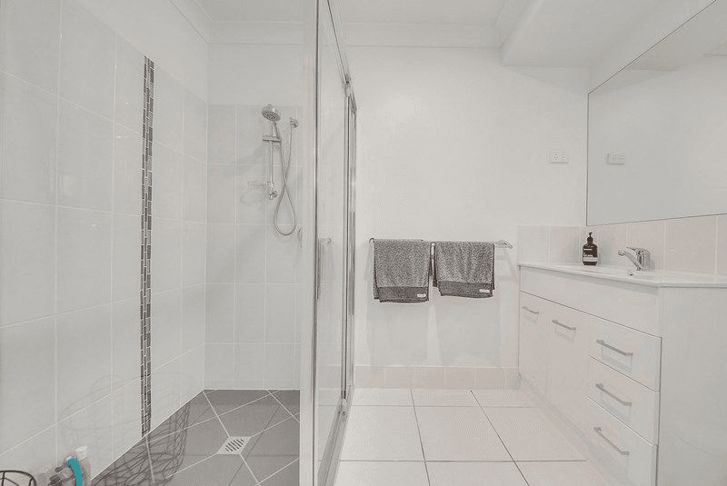 18 HOOP AVE, HIDDEN VALLEY, QLD 4703