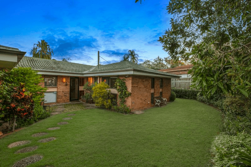 18 Moondarra Street, CHAPEL HILL, QLD 4069
