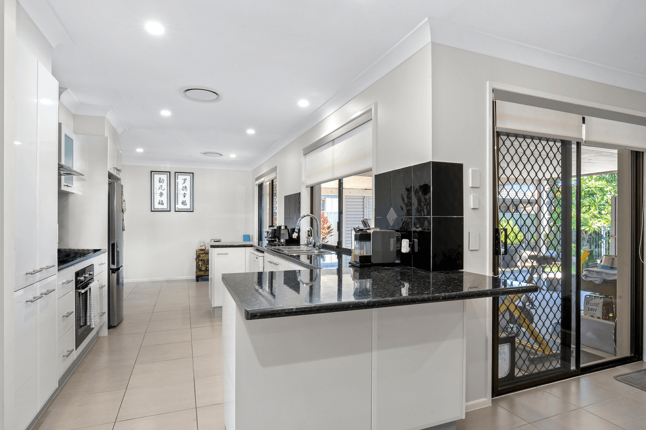 14 Auk Avenue, BURLEIGH WATERS, QLD 4220