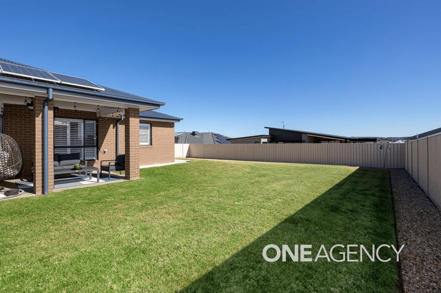 62 PARADISE DRIVE, GOBBAGOMBALIN, NSW 2650