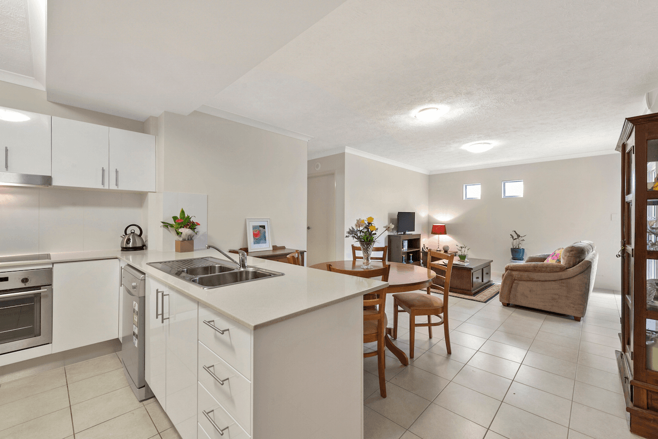 2/8 Bunton Street, Scarborough, QLD 4020