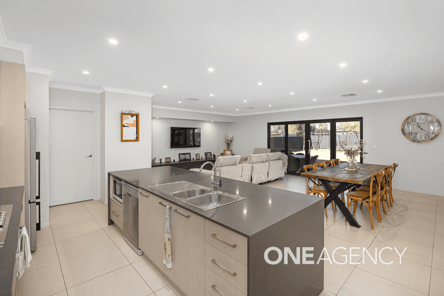 11 BENEDICT AVENUE, SAN ISIDORE, NSW 2650