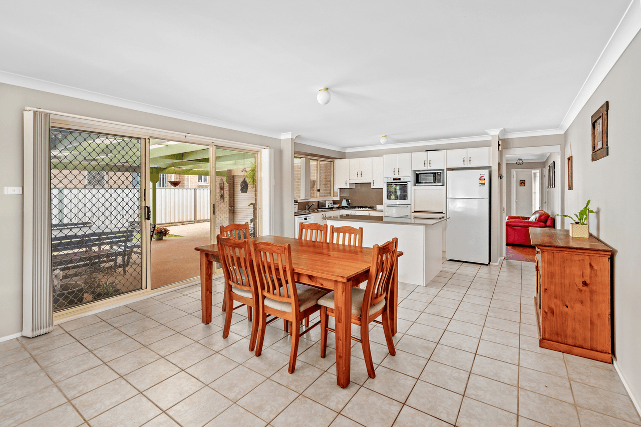 121 Denton Park Drive, ABERGLASSLYN, NSW 2320