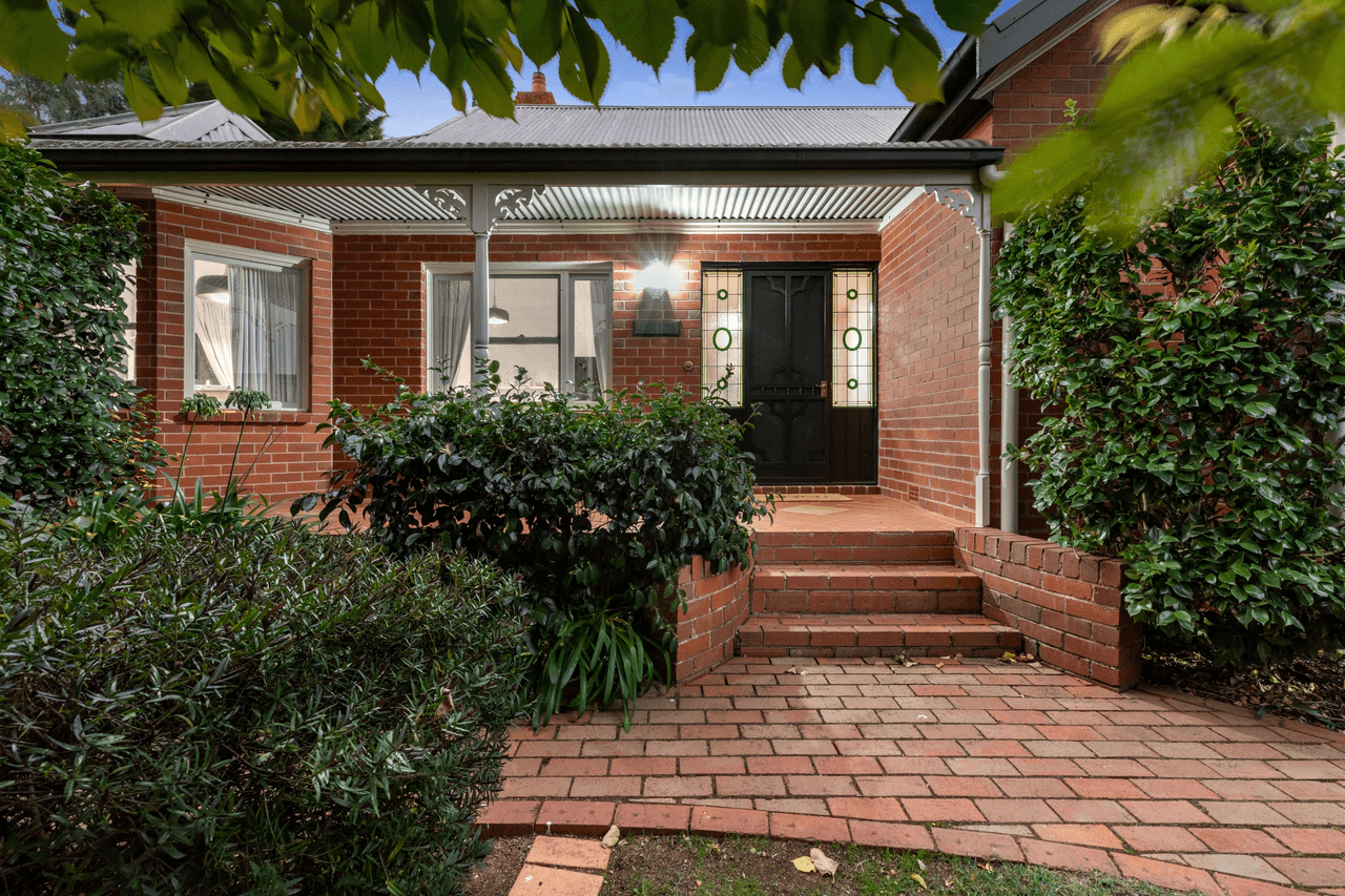 4 Lucern Close, ROMSEY, VIC 3434