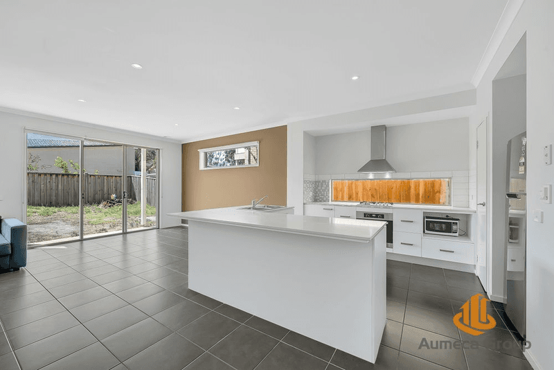 27 Broadbeach Circuit, Sanctuary Lakes, VIC 3030