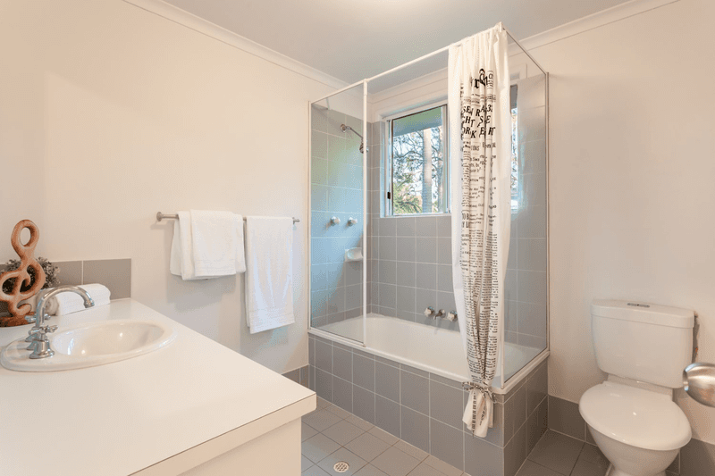 16 Val Crescent, NOOSAVILLE, QLD 4566