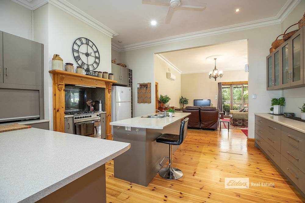 17 COOEE Road, KYBYBOLITE, SA 5262