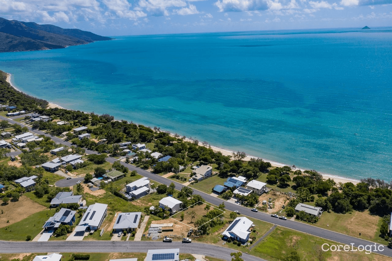 33 Gloucester Avenue, HIDEAWAY BAY, QLD 4800