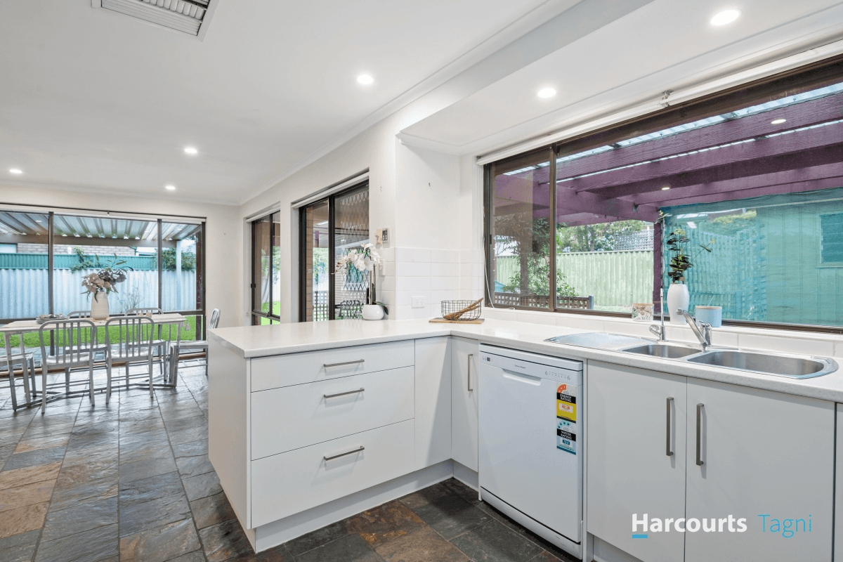 32 Sunnymeade Drive, ABERFOYLE PARK, SA 5159