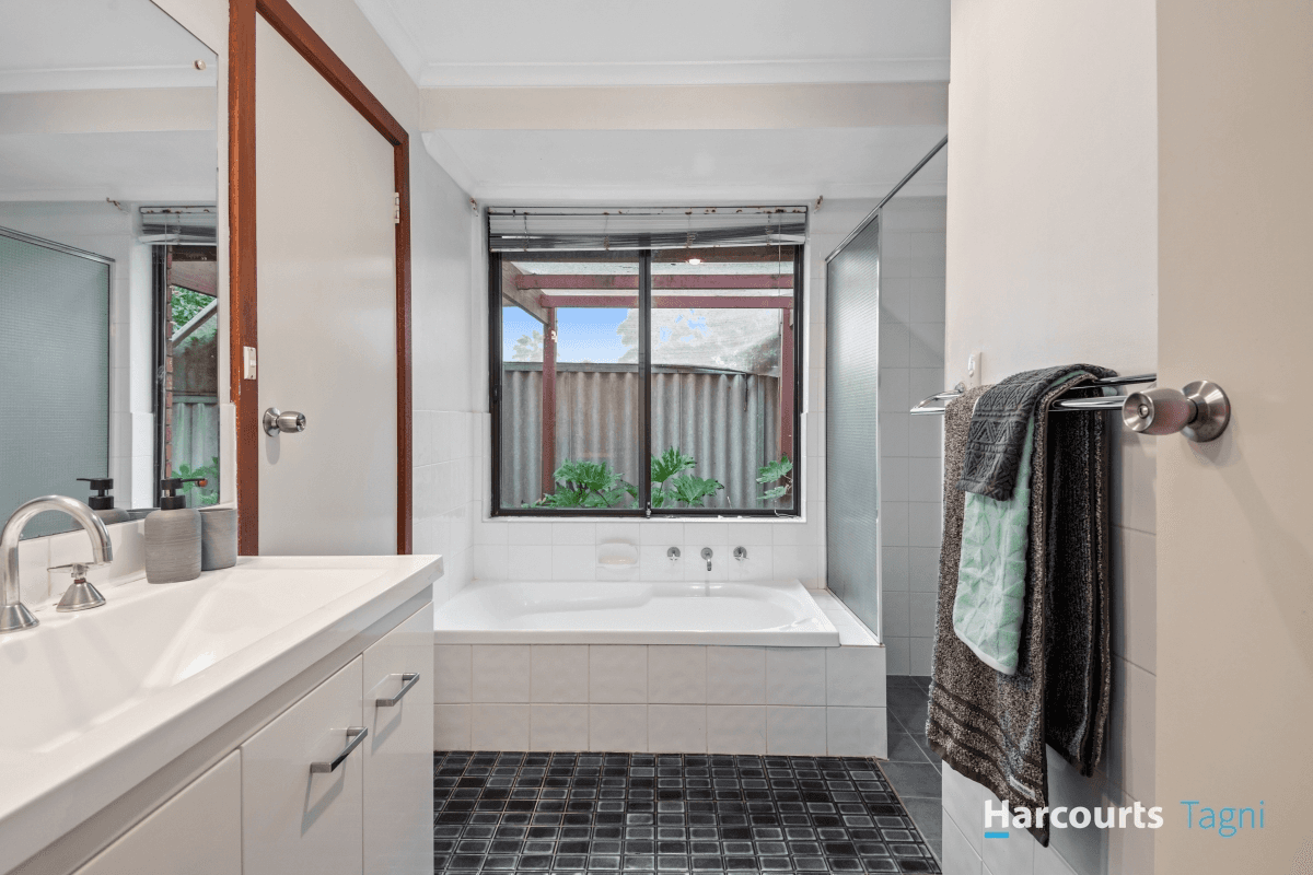 32 Sunnymeade Drive, ABERFOYLE PARK, SA 5159