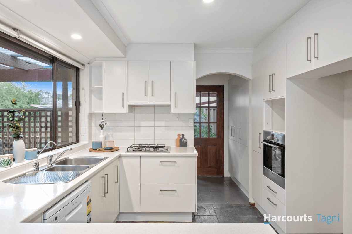 32 Sunnymeade Drive, ABERFOYLE PARK, SA 5159