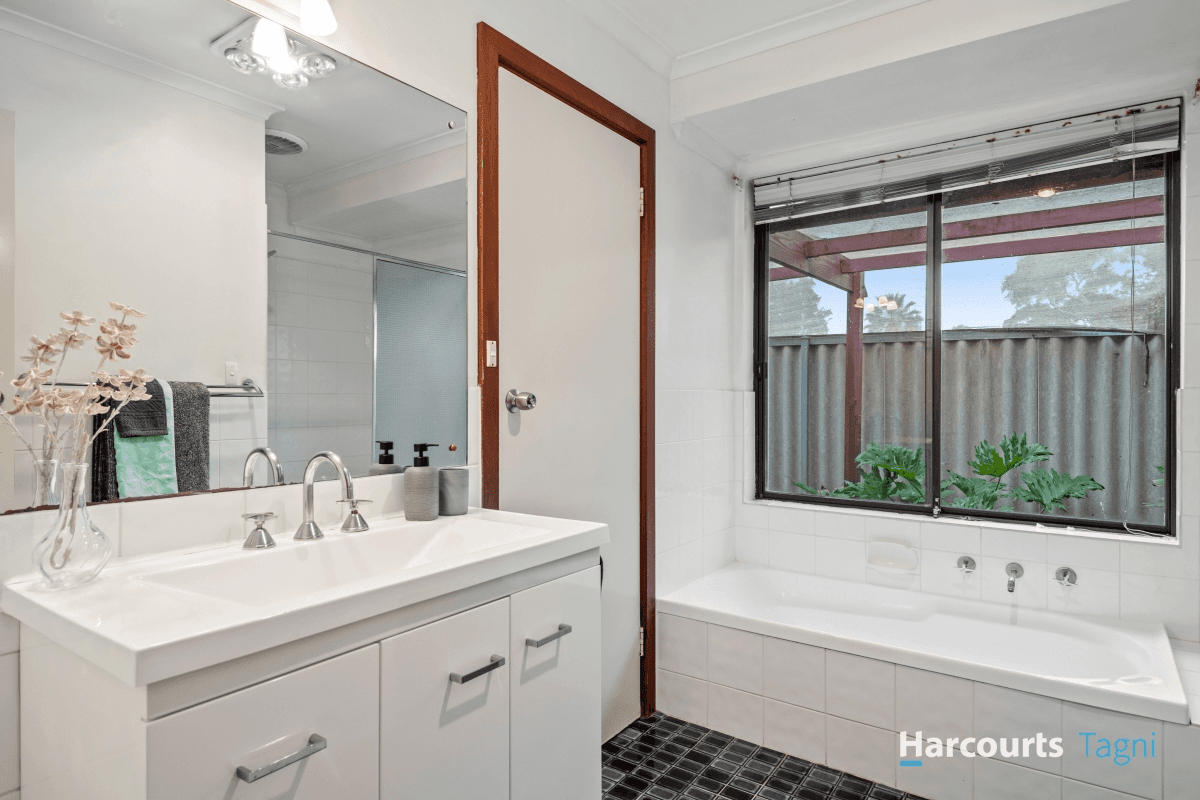 32 Sunnymeade Drive, ABERFOYLE PARK, SA 5159