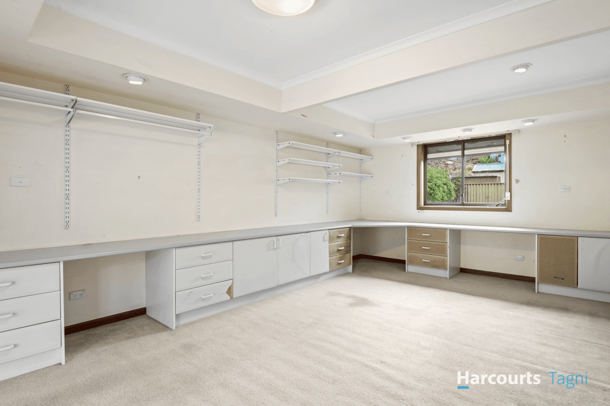 32 Sunnymeade Drive, ABERFOYLE PARK, SA 5159