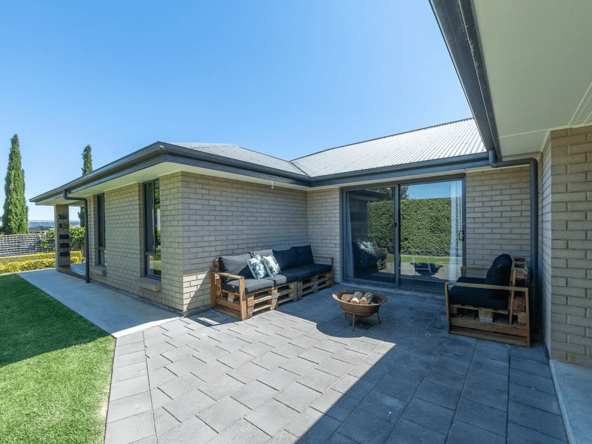 33 Matthew Road, NAIRNE, SA 5252