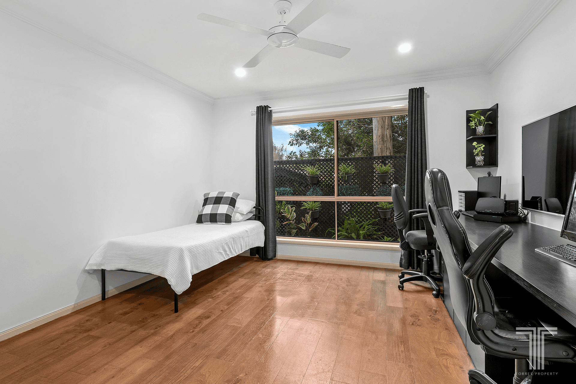 32 David Road, Holland Park, QLD 4121