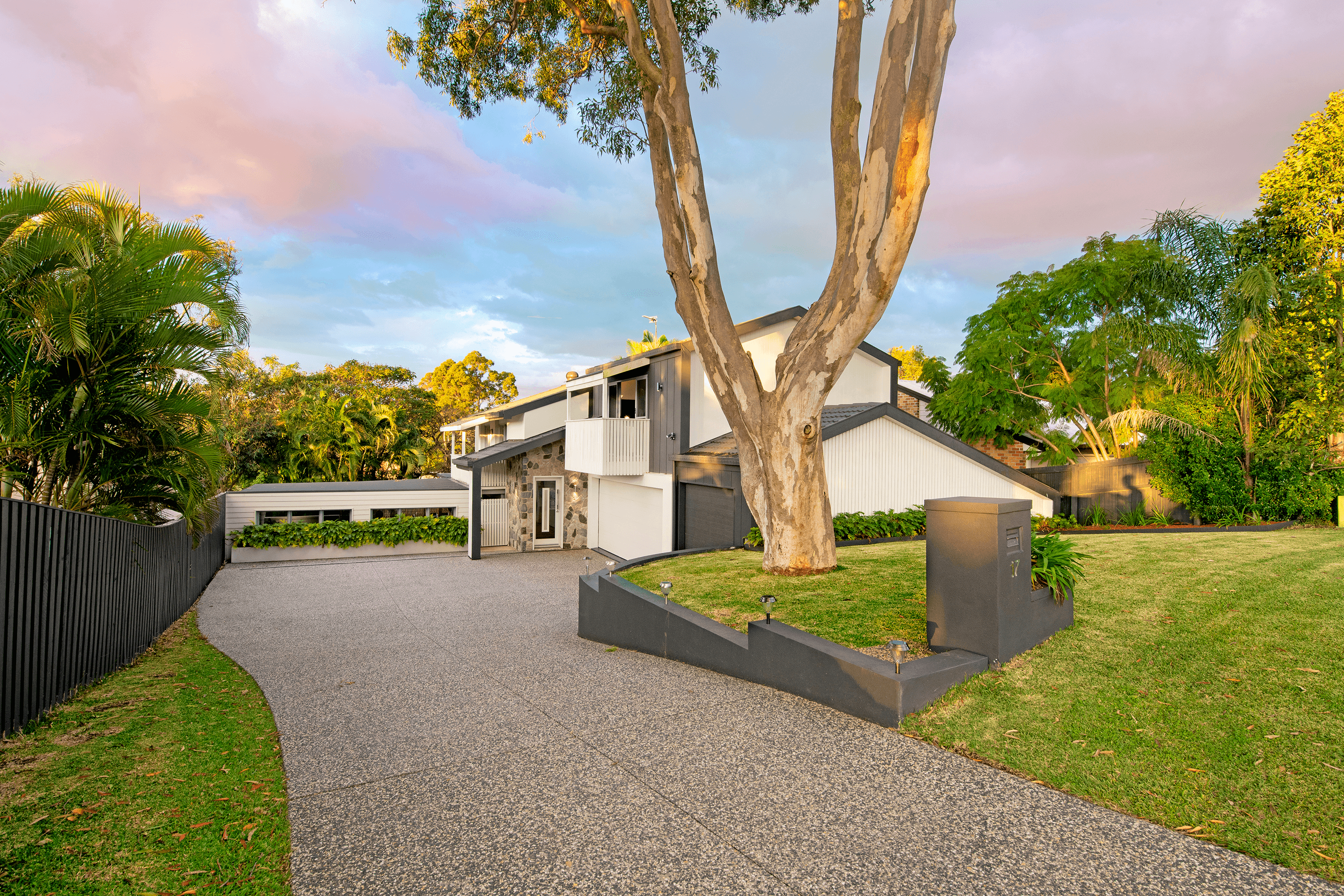 17 Kallaroo Cres, ASHMORE, QLD 4214